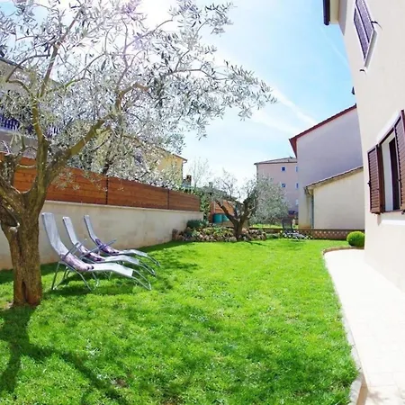 In Mit Garten, Terrasse Und Grill Pula