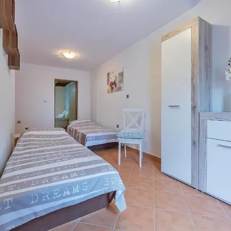 Apartment In Mit Garten, Terrasse Und Grill Pula