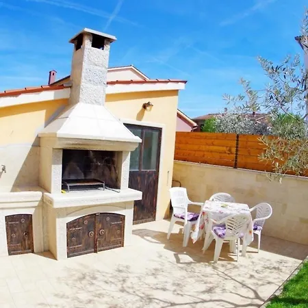 In Mit Garten, Terrasse Und Grill