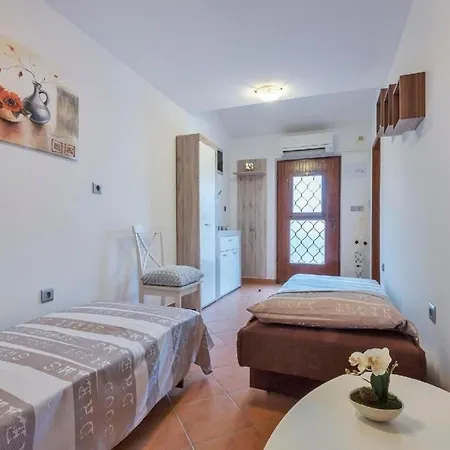 In Mit Garten, Terrasse Und Grill Apartment Pula