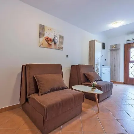 Apartment In Mit Garten, Terrasse Und Grill