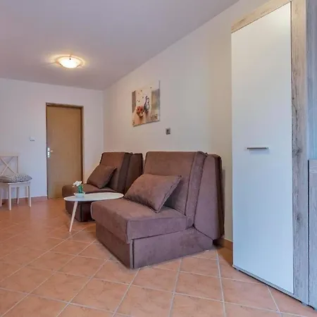 Apartment In Mit Garten, Terrasse Und Grill Pula